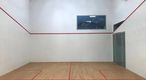 Fitness i squash: jak połączenie tych dyscyplin poprawi Twoją formę